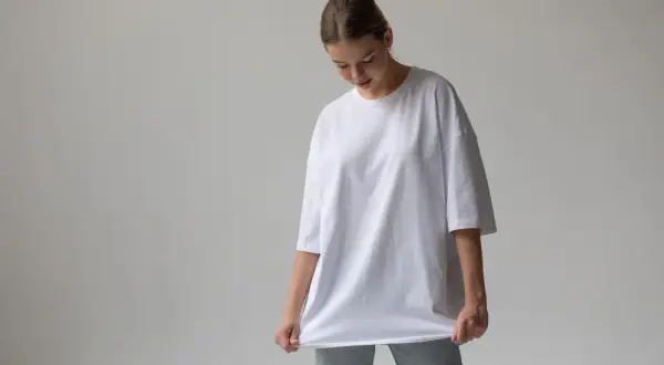 Pudełkowa bluzka: Krój boxy fit jak nosić, by wyglądać świetnie?