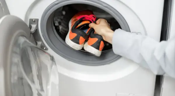 Jak wyprać białe buty w pralce? Bezpieczny poradnik krok po kroku
