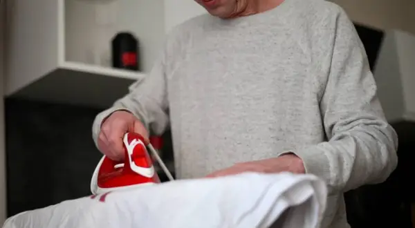 Jak usunąć nadruk z bluzy? Skuteczne i bezpieczne domowe metody